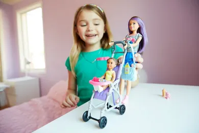 Barbie Opiekunka, Spacer, lalka z figurką i akcesoriami, zestaw