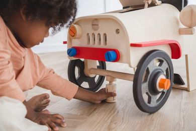Plan Toys, Mały Mechanik, drewniany serwis samochodowy