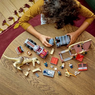LEGO Jurassic World, Ucieczka tyranozaura i atrociraptora, 76948