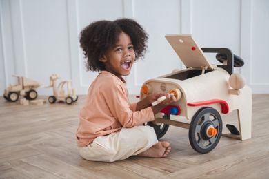 Plan Toys, Mały Mechanik, drewniany serwis samochodowy