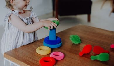 Rubbabu, układanka edukacyjno-sensoryczna, piramida z piłką