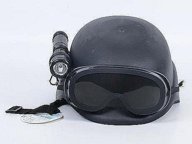 Adar, hełm policyjny z latarką