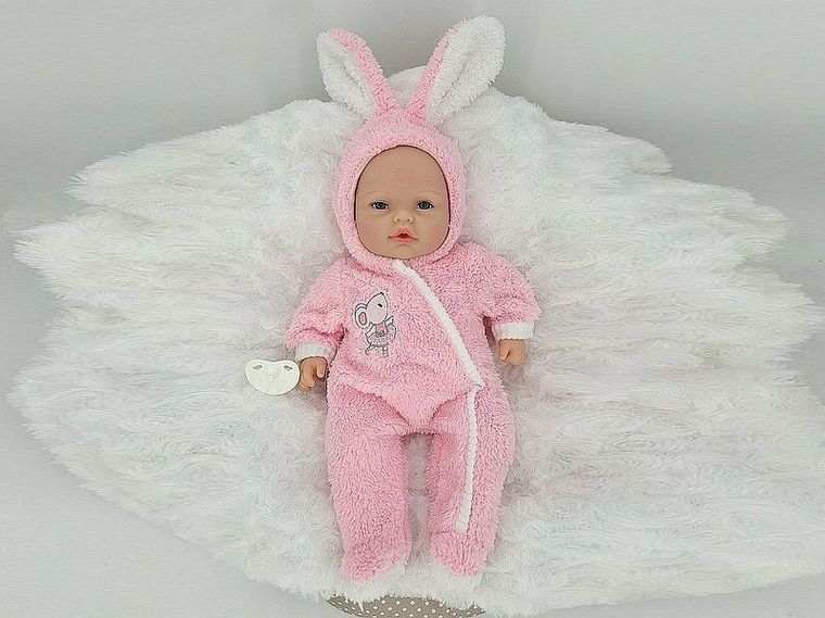 Adar, interaktywna lalka bobas z głosem, śpiewa i mówi po polsku, w kombinezonie królika