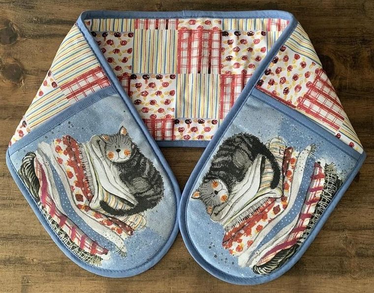 Alex, rękawice kuchenne, Kot na koszu z praniem