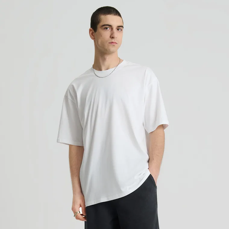 Biała koszulka basic o kroju relaxed NOWEAR