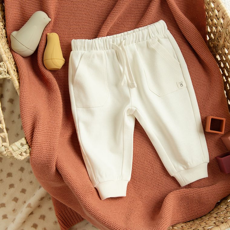 Cool Club, Spodnie dresowe niemowlęce, białe