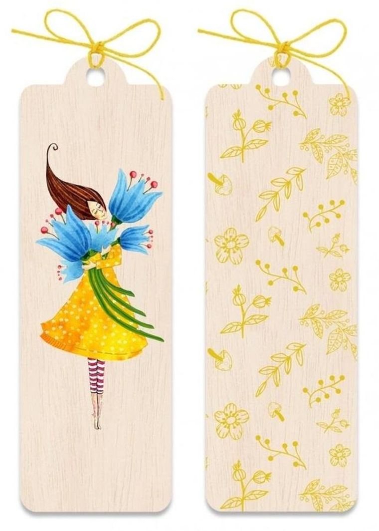 Cozywood, zakładka drewniana, kobieta w żółtej sukience