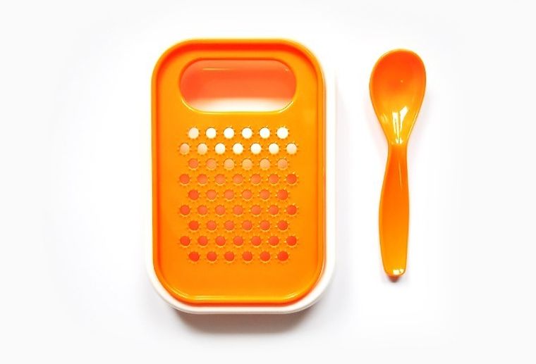 Cuca, plastikowa tarka do warzyw i owoców + łyżeczka