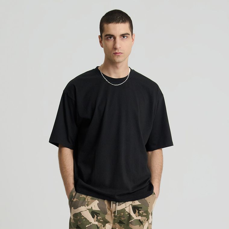 Czarna koszulka basic o kroju relaxed NOWEAR