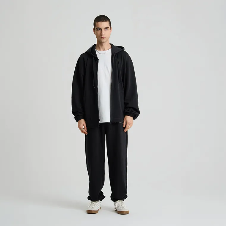 Czarne spodnie dresowe regular NOWEAR