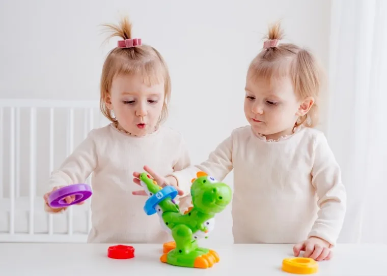 Dumel Discovery, Figlarny Dino, zabawka interaktywna