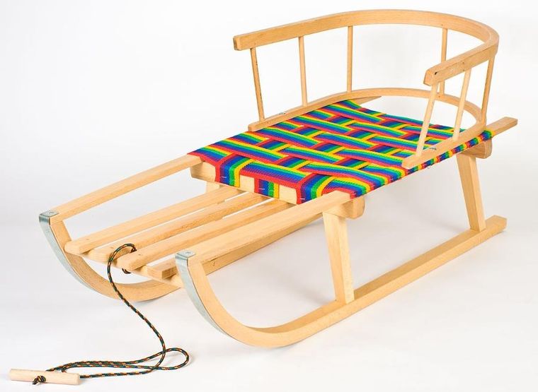 Enero, Nina, drewniane sanki z oparciem