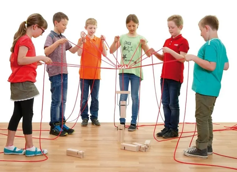 Erzi, Wieża Froebla, drewniana gra zręcznościowa