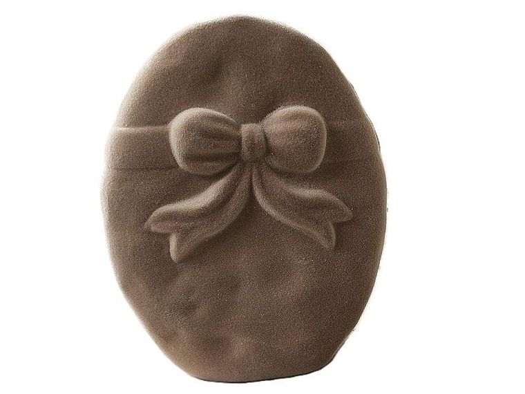 Figurka ceramiczna, jajko, pokryta materiałem