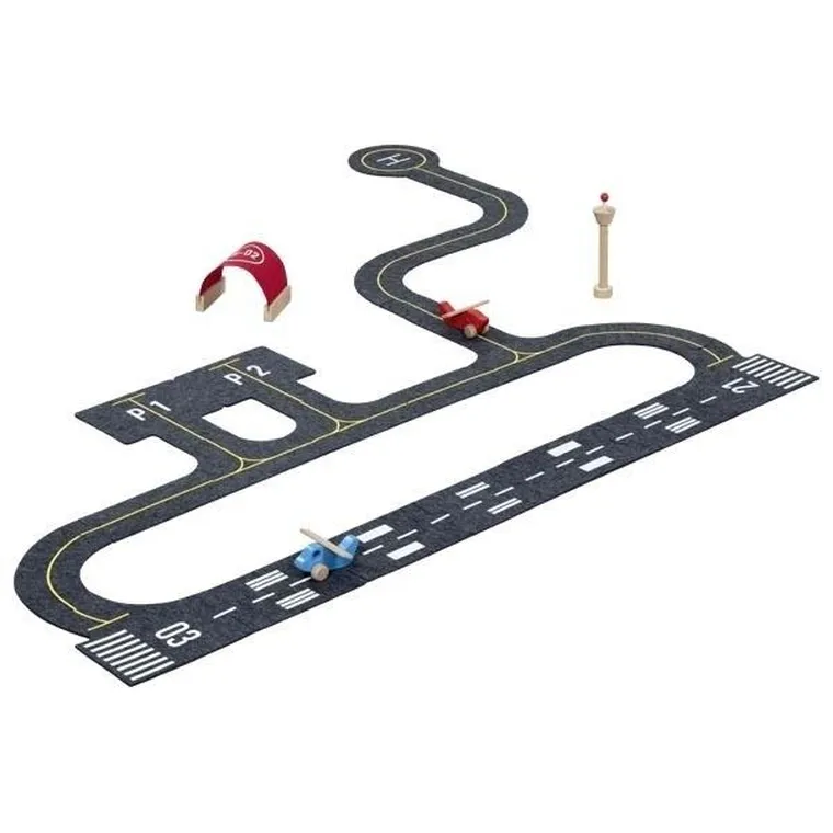 Goki, Lotnisko, filcowy pas startowy z drewnianymi pojazdami