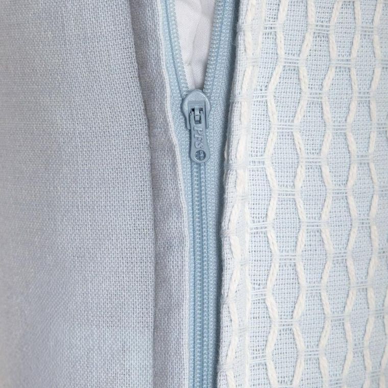 Homla, Riley, poszewka, bawełniana błękitna z dekoracyjnym przeszyciem geometrycznym, 45-45 cm