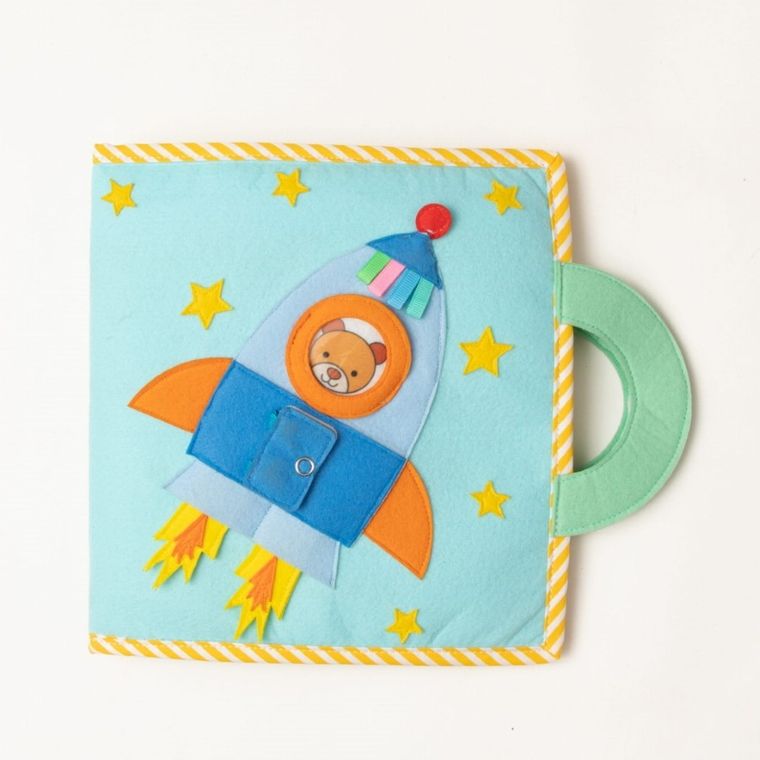 Jolly Designs. Kosmos. Tablica manipulacyjna. Książeczka sensoryczna