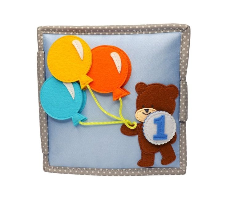 Jolly Designs. Sto lat! Książeczka sensoryczno-manipulacyjna