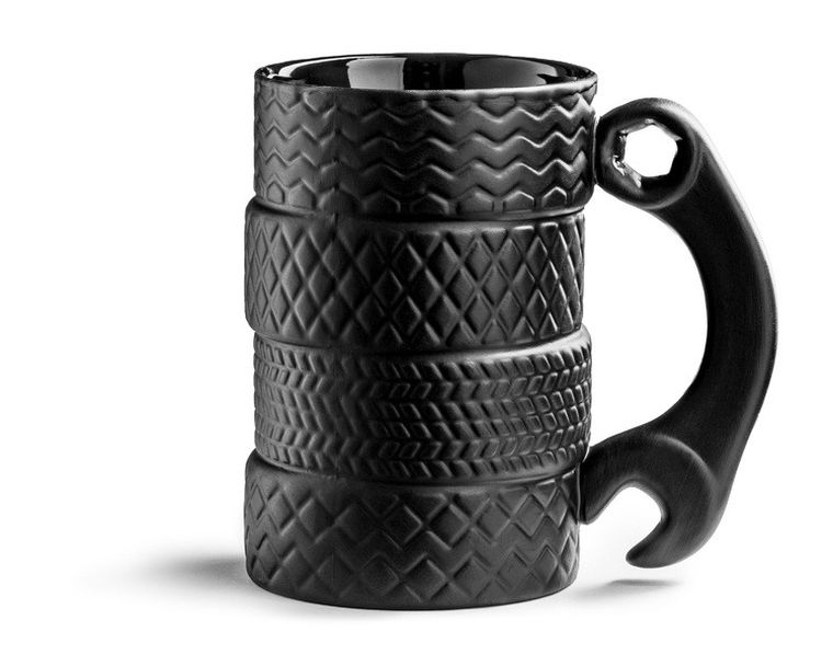 Kubek ceramiczny, opony z kluczem