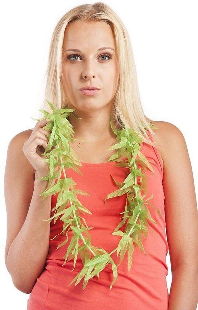 Kwiaty hawajskie, zielone liście