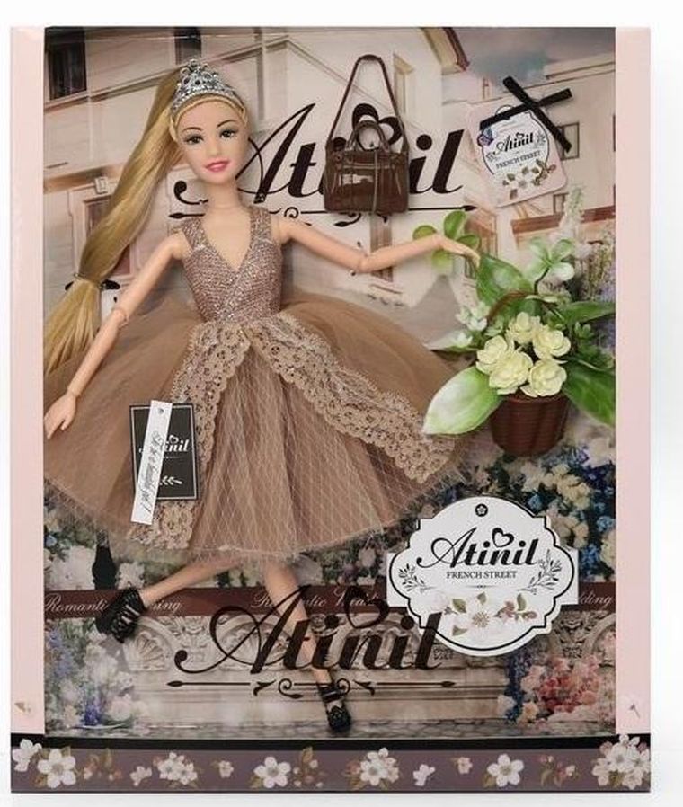 Maksik, Atinil, lalka w brązowym stroju