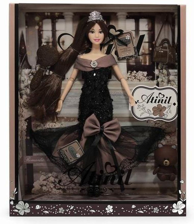 Maksik, Atinil, lalka w ciemnym stroju