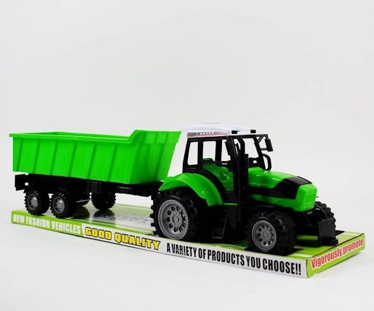 Maksik, traktor z zieloną przyczepą