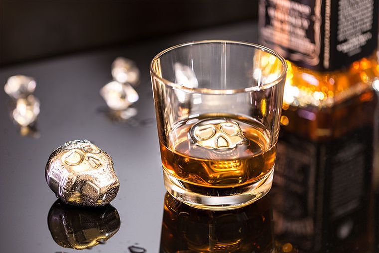 Metalowe kostki do drinków, czaszki