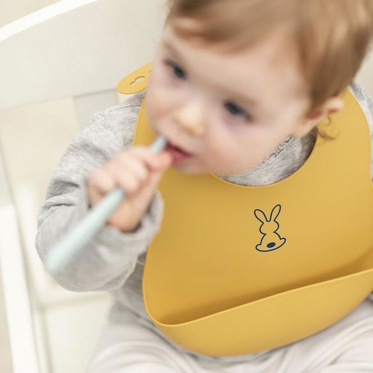 Nattou, śliniak silikonowy z zapięciem, ochra