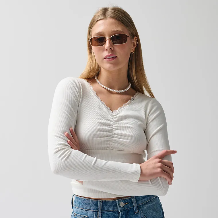 Prążkowana bluzka ecru z koronką NOWEAR