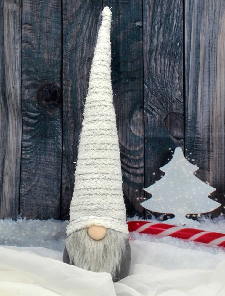 Saska Garden, skrzat z długą białą czapką i święcącym nosem, 10-9-42 cm