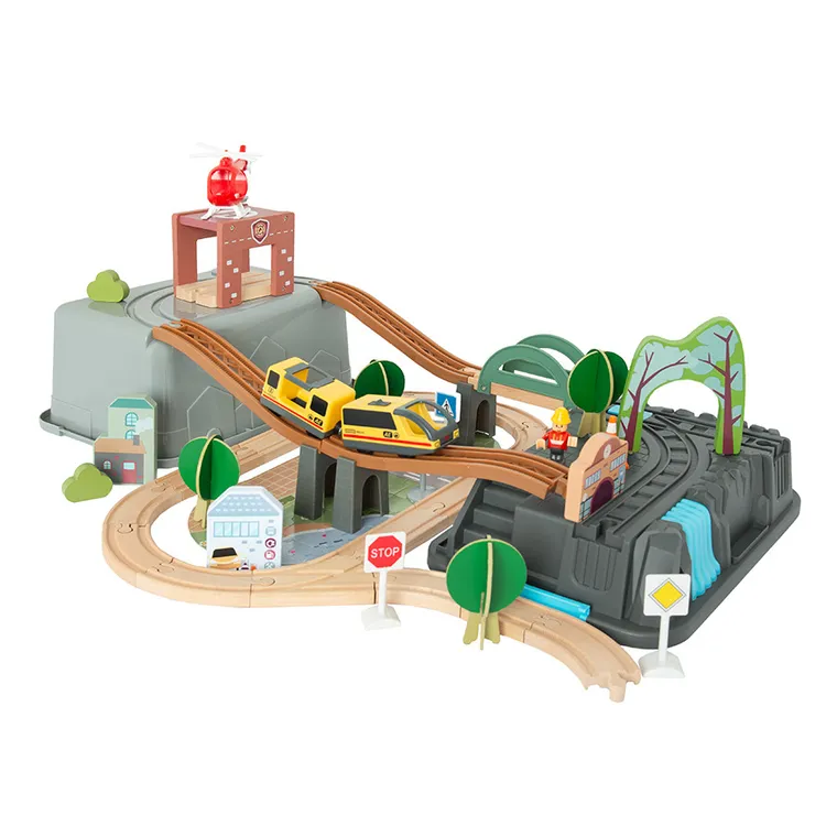 Smiki, drewniane tory z elektryczną kolejką i pojemnikiem