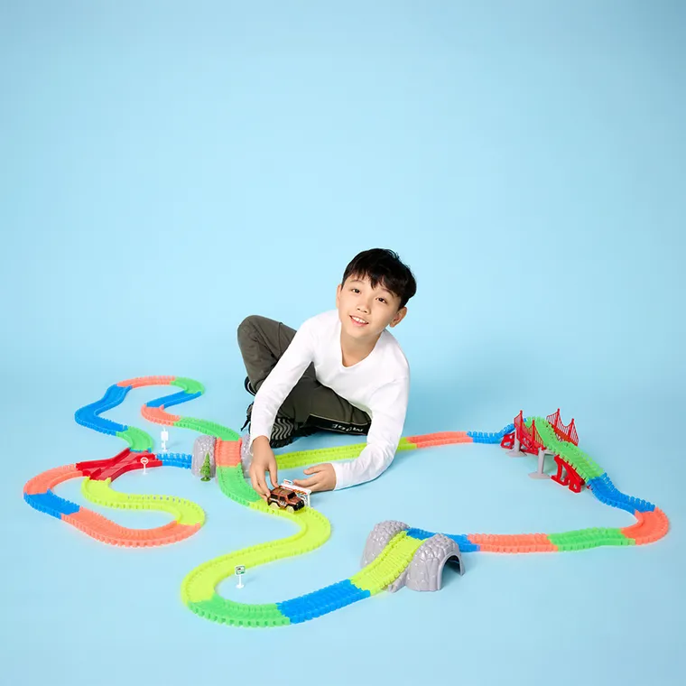 Smiki, Magic Tracks, elastyczny tor samochodowy z pojazdem, 528 elementów