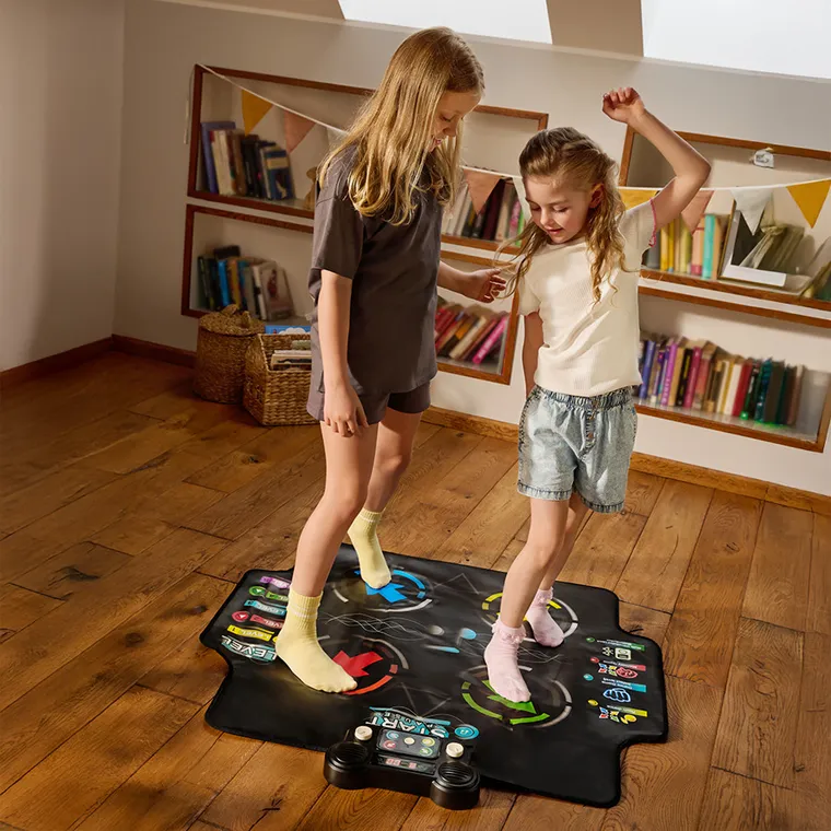 Smiki, mata muzyczna do tańczenia, czarna