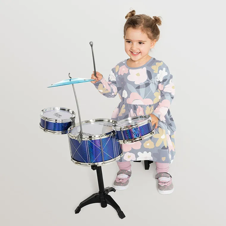 Smiki, perkusja z 3 bębnami i krzesełkiem