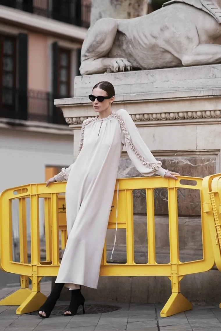 Sukienka damska z długim rękawem, beżowa, Moodo