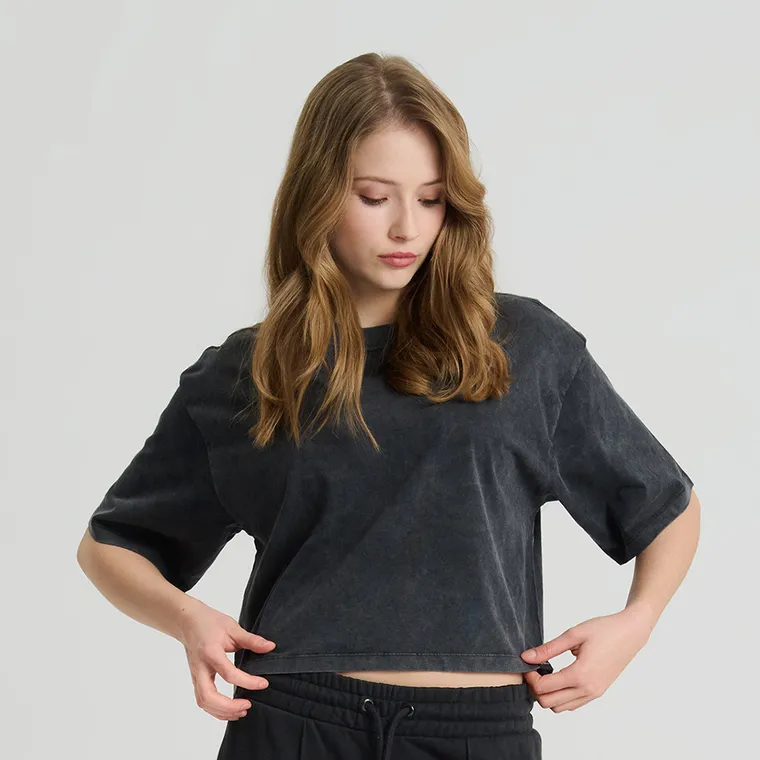 T-shirt crop boxy z bawełny czesanej NOWEAR