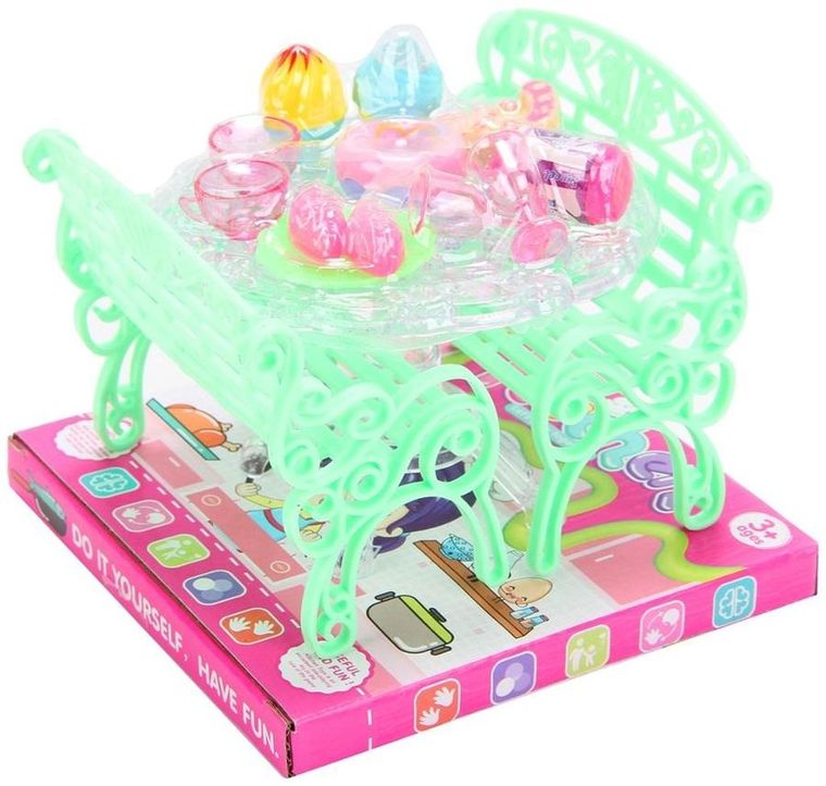 Trifox, stolik z ławkami dla lalki