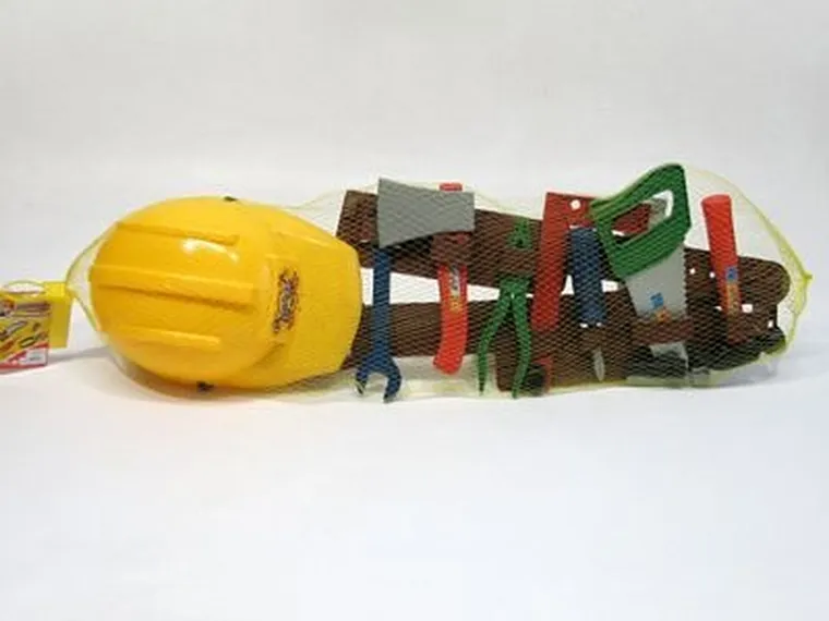 Zestaw narzędzi i kask, zestaw dla małego majsterkowicza