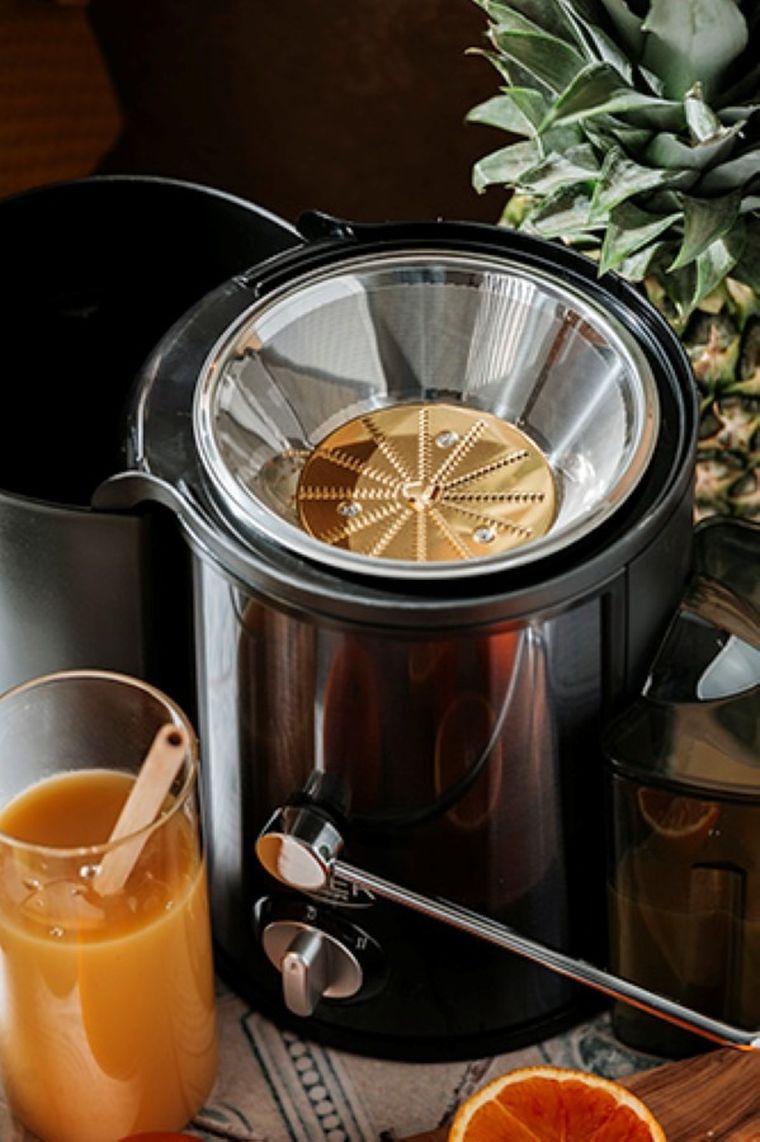 Adler, sokowirówka 600W, tytanowe ostrza