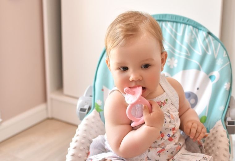 Akuku, gryzak silikonowy, ślimak, różowy