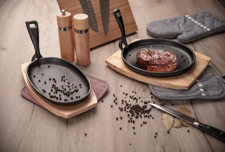 Banquet, Grada, patelnia żeliwna z drewnianą deską, 23-14 cm