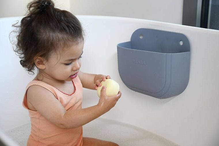 Beaba, silikonowy zestaw do kąpieli: zabawki Mint/multi colors i kosz do przechowywania Pebble