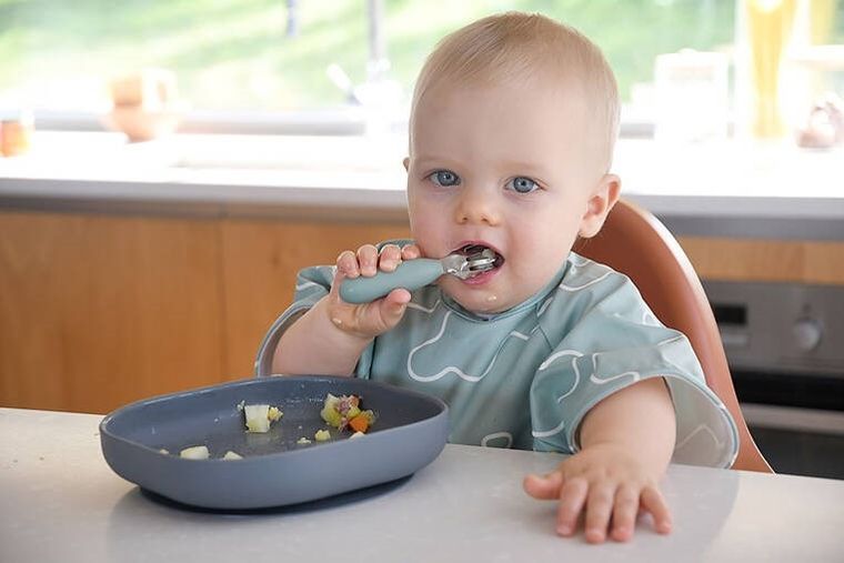 Beaba, zestaw pierwszych sztućców ze stali nierdzewnej, szałwiowa zieleń