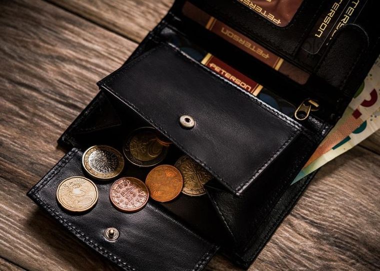 Czarny, pionowy portfel męski ze skóry naturalnej, Peterson