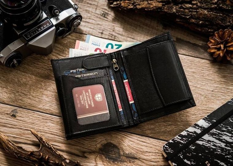 Czarny, pionowy portfel męski ze skóry naturalnej, Peterson