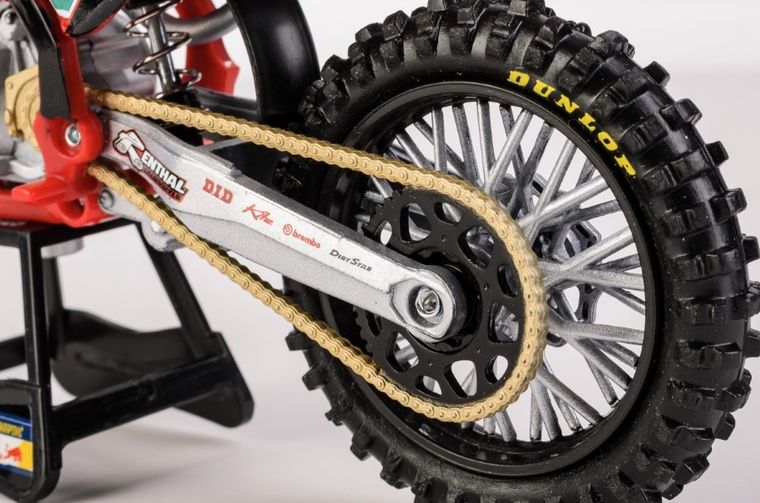 Daffi, Troylee Designs Red Bull Gasgas MC450F 2020 Factory Racing Team Bike Rider: Justin Barcia No.51, motocykl, model metalowy, 1:12