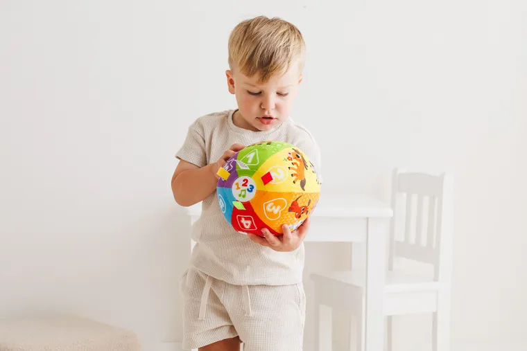 Dumel, piłka pełna dźwięków, zabawka interaktywna