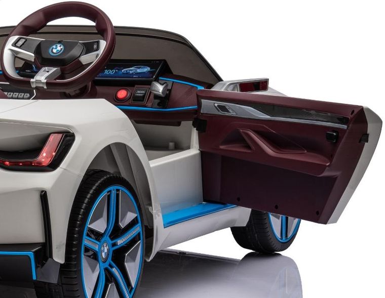 Enero, BMW I4, pojazd na akumulator, biały