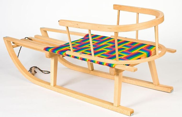 Enero, Nina, drewniane sanki z oparciem